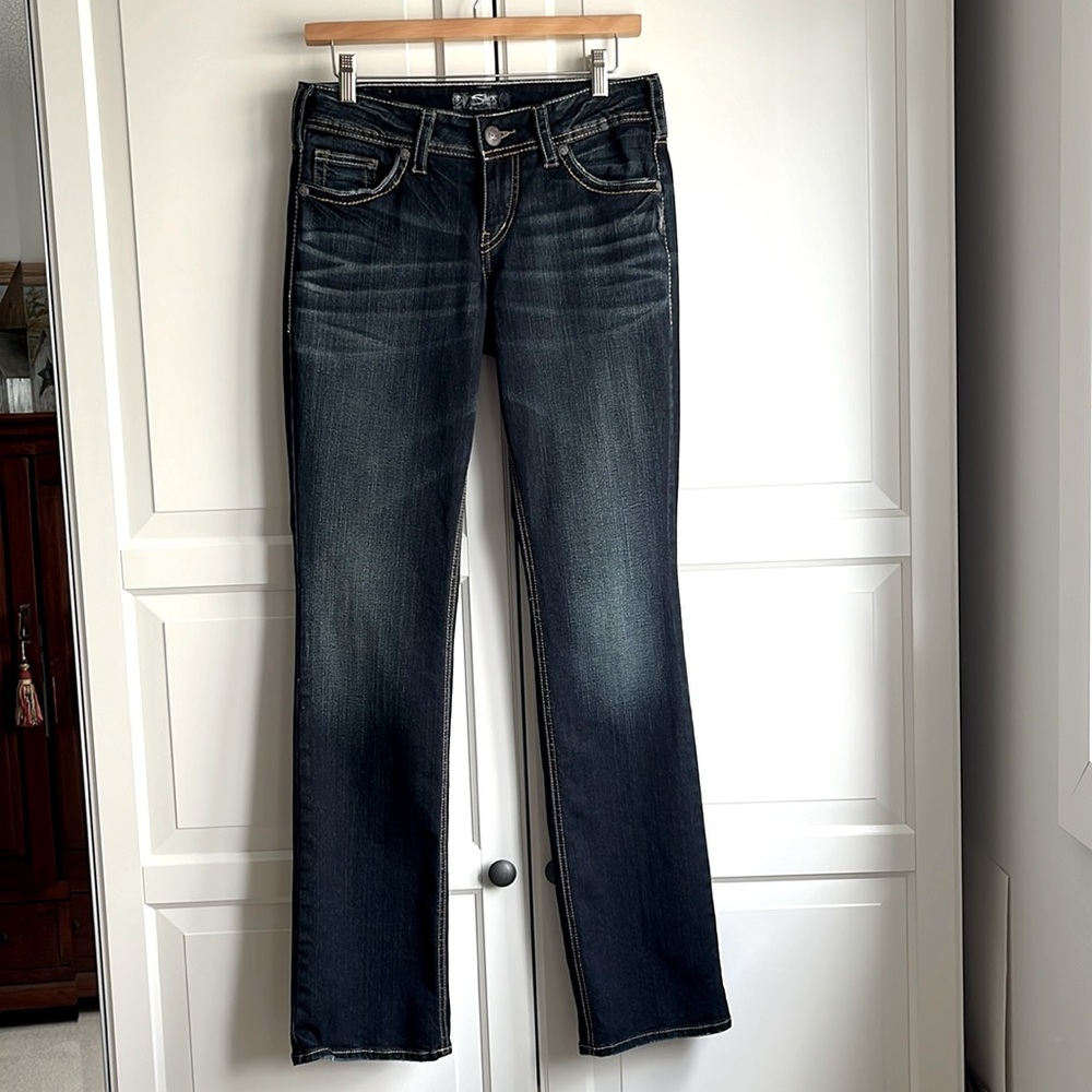 Circa 2018 Silver Suki fit mid rise baby boot jeans. Size W27 L33